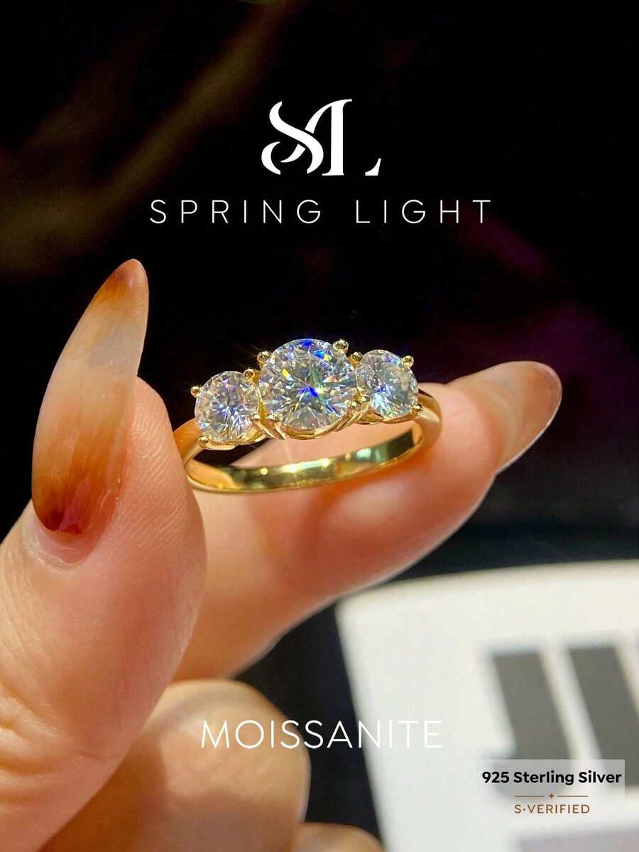 总重1克拉的三石莫桑石订婚戒指，S925纯银简约浪漫戒指，永恒戒指，结婚纪念日戒指，奢华珠宝礼品 - 金色 - 查看 1