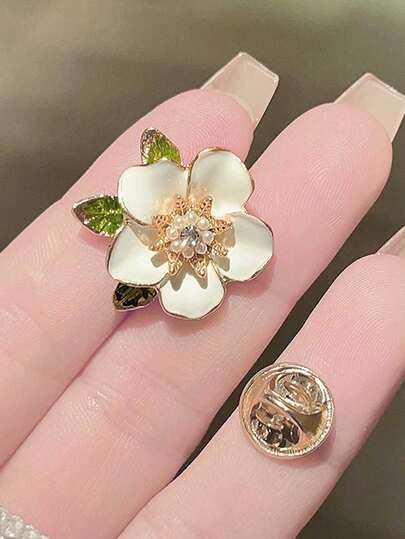 优雅白色珐琅花朵胸针，复古金色花卉翻领别针，饰以绿色叶子细节，配有安全蝴蝶扣，精致花卉徽章，适合女性佩戴，完美搭配西装外套、连衣裙、围巾、包包、帽子，是新娘首饰、母亲节礼物、日常及正式场合的理想配饰。