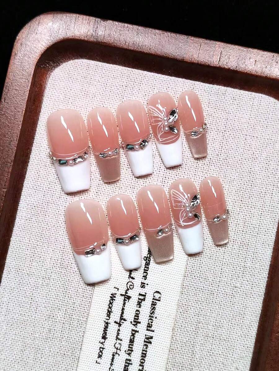 Uñas postizas medianas en forma de T hechas a mano, de color rosa nude con puntas francesas blancas, efecto ombré, puntas francesas de ojo de gato rosa, con purpurina fina de perlas, líneas blancas pintadas a mano, patrón de mariposa blanca, con cristales cuadrados y en forma de hoja con perlas blancas, brillantes y encantadoras, delicadas y elegantes, soñadoras y reutilizables