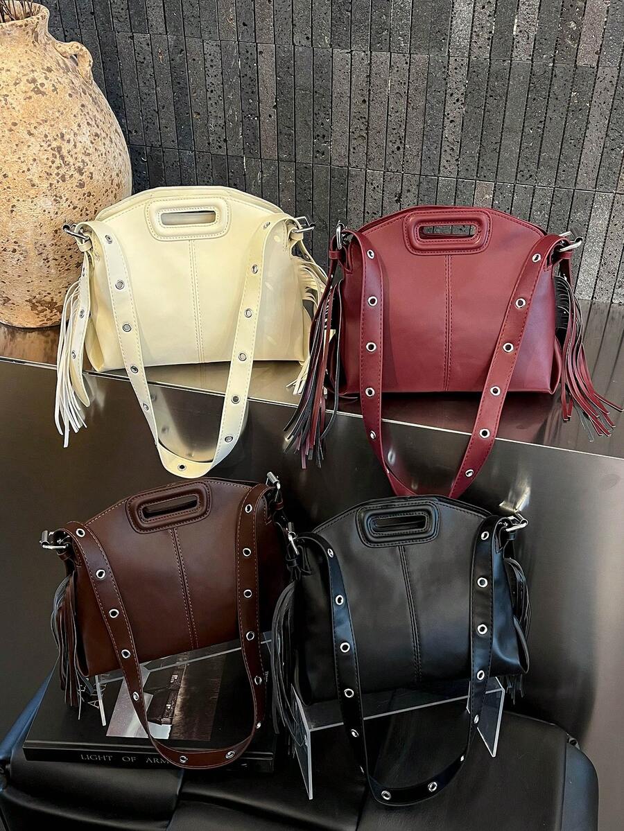 Túi đeo vai/đeo chéo bằng da mềm, có khoen kim loại và tua rua, thiết kế độc đáo, phong cách ngọt ngào và cá tính, đa năng cho sử dụng hàng ngày, đi làm, đi chơi, hẹn hò, sinh viên.