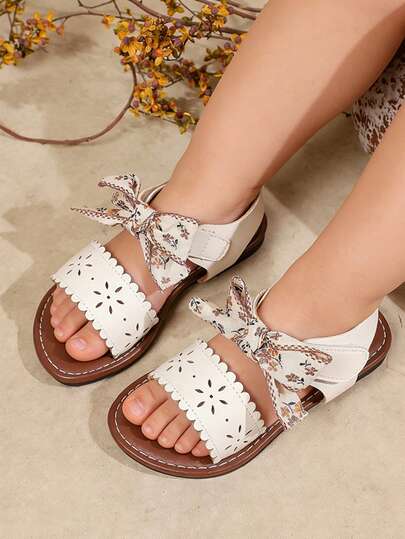 1 par de sandalias de estilo bohemio para niñas con correa de gancho y bucle de PU y decoración de lazo con corte láser, sandalias planas de estilo princesa lindas adecuadas para salidas de verano, playa, viajes (seleccione el tamaño según la tabla de longitud del pie)