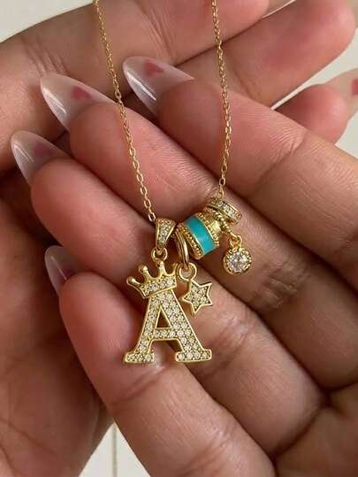 这款时尚百搭的精致个性化立方氧化锆皇冠字母A-Z和五角星水滴吊坠项链，采用金色不锈钢材质，适合女性和女孩佩戴，简约的夏季海滩派对装饰，精致的珠宝首饰，生日礼物，送给朋友、家人、情侣或闺蜜/闺蜜都非常合适。