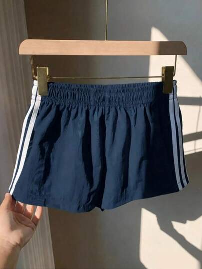 女士休闲针织运动短裤，白色侧条纹，适合夏季穿着，舒适短款