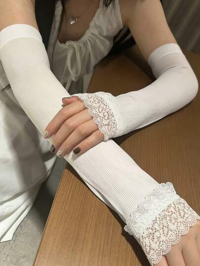 法式浪漫蕾丝防晒袖套，精致蕾丝边设计，韩式简约时尚百搭，适合通勤、驾驶、日常穿着，无束缚感，弹性十足，可搭配连衣裙、T恤，在提供防晒保护的同时，更显时尚风采。