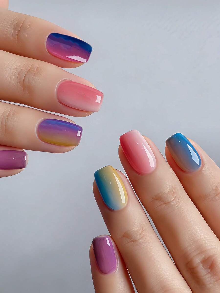 24 adesivos de unha quadrados médios, cores degradê Y2K incluindo amarelo limão, rosa claro, roxo, combinados com um design degradê em azul-esverdeado, azul marinho e fúcsia. Unhas postiças de cobertura total com 1 adesivo de cola e 1 mini tira de cola (as cores dos adesivos de unha podem variar sob diferentes condições de iluminação). - Multicolorido - Ver 1
