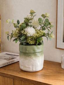 1 chiếc bình trang trí màu xanh ombre, miệng bình uốn lượn không đều, thích hợp để trang trí bàn, phòng khách, kệ và lối vào. - Túi giấy màu xanh lá cây chuyển sắc - Xem 2