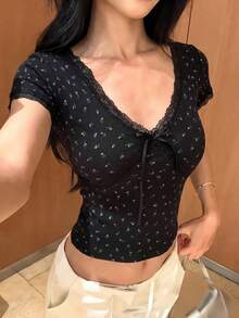 黑色V領波點蕾絲蝴蝶結碎花短袖T恤，修身短版極簡性感甜美上衣，適合夏季度假與秋季 - 黑色 - 查看 8