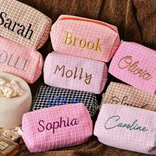 Estojo organizador personalizado com nome/letra bordada, textura refinada em tecido, cor vibrante e moderna. Pode ser usado como nécessaire, estojo de higiene pessoal, estojo para lápis, bolsa para madrinhas, porta-moedas e muito mais. Grande capacidade para armazenar cosméticos, pincéis de maquiagem, artigos de higiene pessoal, material escolar, absorventes higiênicos, etc. Prático e portátil, ideal para escola, dormitório, escritório, casa e viagens a negócios. - Multicolorido - Ver 5