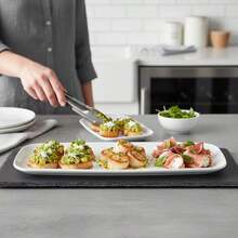 Rectangle White Serving Tray (2-Pack) - 17.5 Disposable Serving Platter Appetizer, Fruits Serving Dishes Plastic Tray Party Serveware - 白色 - 查看 4
