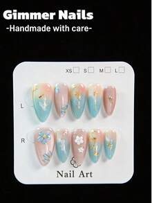 Bộ 10 móng giả hình hạnh nhân thủ công (móng giả có thể đeo), một phụ kiện và vật trang trí nghệ thuật làm móng. Những chiếc móng xinh đẹp này có hiệu ứng chuyển màu xanh nhạt sang hồng, những bông hoa nhỏ màu xanh được vẽ tay, kết hợp với hoa trắng 3D và điểm xuyết bằng những mảnh lá vàng lấp lánh. Chúng có thể làm cho bàn tay bạn trông thon gọn và sáng hơn. Bộ sản phẩm bao gồm các dụng cụ dán như keo dán và dũa móng, và móng có thể tái sử dụng và dễ dàng tháo gỡ nhanh chóng. - Màu xanh bạc hà - Xem 9