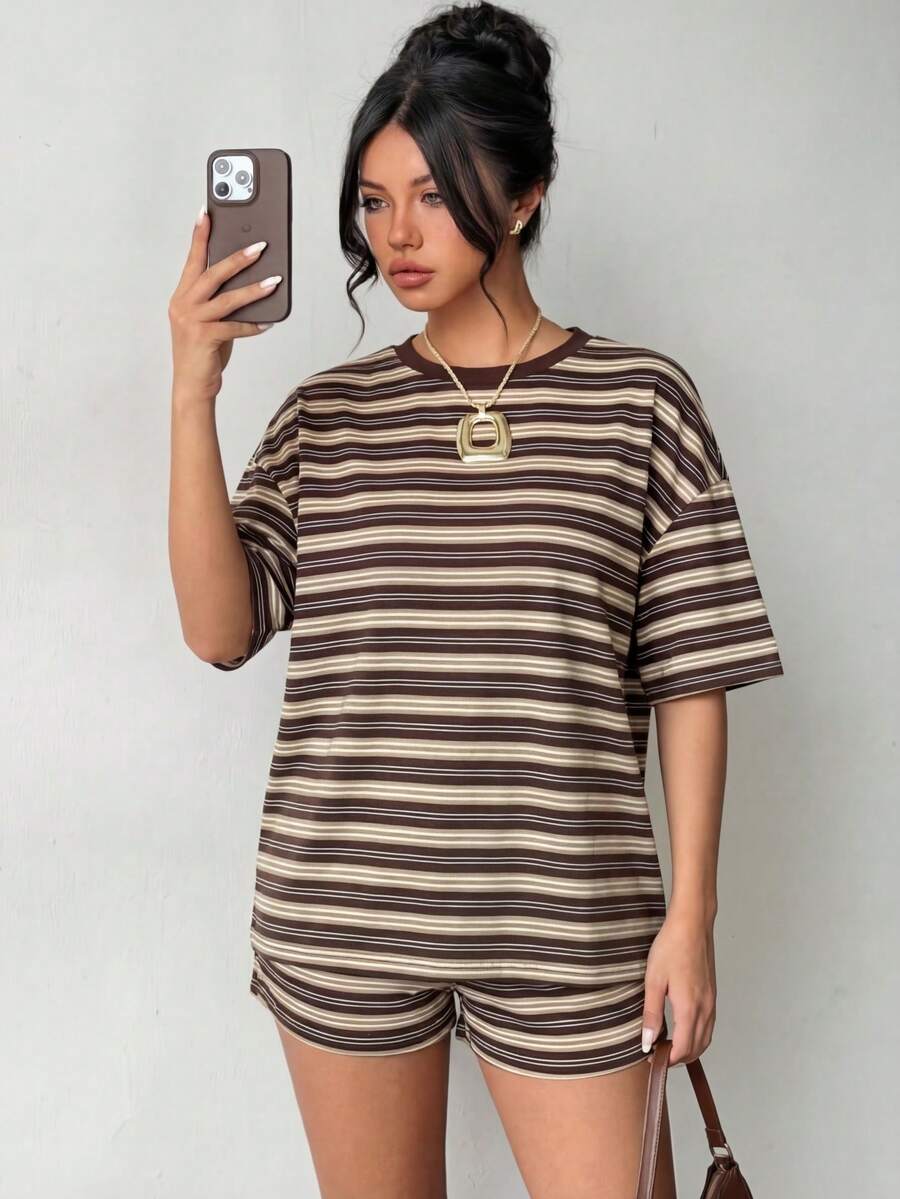 女士春夏休闲条纹圆领罗纹短袖宽松落肩T恤和低腰条纹短裤睡衣套装,适合日常通勤、休闲优雅、海滩度假、波西米亚风等场合。 - 彩色 - 查看 1