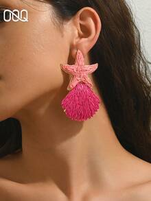 OOQ 1对手工编织拉菲草蓝色海星贝壳耳环，时尚夸张海洋系列海星贝壳流苏拉菲草耳环，适合女性日常、节日、派对、情人节、婚礼、母亲节、音乐节等场合佩戴（手工拉菲草编织，方向和形状随机） - 玫紅色 - 查看 4