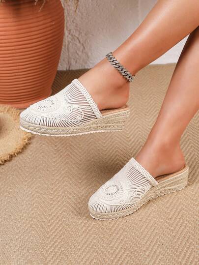 Dép lê đế xuồng thời trang nữ, thoải mái và sành điệu. Thích hợp cho bãi biển, kỳ nghỉ, trường học, văn phòng, nhà, hoạt động ngoài trời, lựa chọn hàng đầu cho mùa xuân và mùa hè. Dép lê nữ thường ngày.