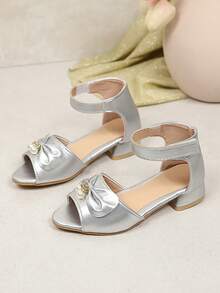 Giày sandal cao gót bạc cỡ lớn cho bé gái, chất liệu da ánh ngọc trai, trang trí hình bướm đính ngọc trai, khóa dán cổ điển, mũi nhọn, đế dày chống trơn trượt, kiểu dáng công chúa thời trang dễ thương, thanh lịch, phù hợp cho bé gái từ 3-15 tuổi, thích hợp đi biển, nghỉ lễ, dự tiệc, mùa xuân/hè. - Bạc - Xem 1