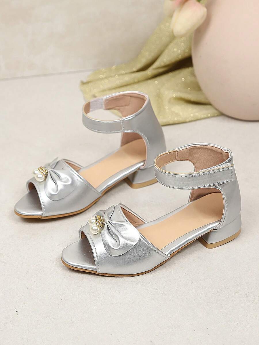 Giày sandal cao gót bạc cỡ lớn cho bé gái, chất liệu da ánh ngọc trai, trang trí hình bướm đính ngọc trai, khóa dán cổ điển, mũi nhọn, đế dày chống trơn trượt, kiểu dáng công chúa thời trang dễ thương, thanh lịch, phù hợp cho bé gái từ 3-15 tuổi, thích hợp đi biển, nghỉ lễ, dự tiệc, mùa xuân/hè. - Bạc - Xem 1