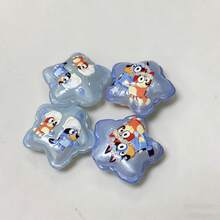 Bluey 2026年美曼周边新品3件套！布鲁伊主题星形饰品，可爱又治愈！精选布鲁伊、宾果等超人气角色，采用相同边框图案，搭配梦幻冰蓝色背景和立体星形设计。 - 彩色 - 查看 4