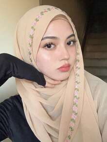 1件装女士时尚玫瑰刺绣雪纺围巾，柔软透气，用途广泛，可作披肩、穆斯林防晒头巾、头巾、头巾、围巾，简约百搭，适合日常佩戴、聚会、旅行、摄影及所有季节。 - 米色 - 查看 4