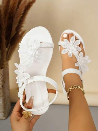 Sandal đế bằng nhẹ, màu trơn, họa tiết hoa 3D không đều, hai bông hoa nghiêng, kiểu dáng thời trang, trang nhã, thích hợp cho đám cưới, dành cho nữ.