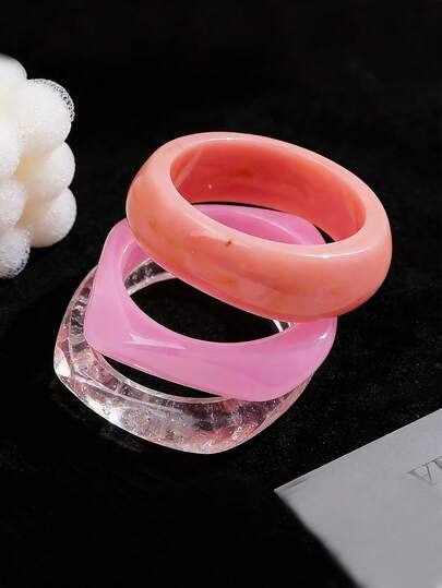 Bộ 3 vòng tay acrylic màu hồng, thiết kế tối giản thanh lịch, có thể đeo riêng hoặc kết hợp nhiều vòng, phù hợp cho cả đeo hàng ngày và đi du lịch.