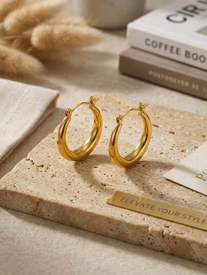 一对复古18K镀金不锈钢粗款高抛光光滑圆环耳环，适合女性日常佩戴，也适合办公室、派对、度假、婚礼宾客、约会之夜、街头风以及生日礼物。