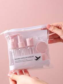 7件套TSA认证旅行瓶套装，包括1个乳液瓶、1个喷雾瓶、1个翻盖瓶、2个面霜罐、1个小勺、1个漏斗，可重复灌装防漏便携式旅行容器，适用于洗发水、乳液、爽肤水、面霜等，适合航空旅行、商务旅行、度假、露营，经久耐用，可用于浴室、家庭、宿舍，是旅行者和节日礼物的理想之选。 - 彩色 - 查看 2