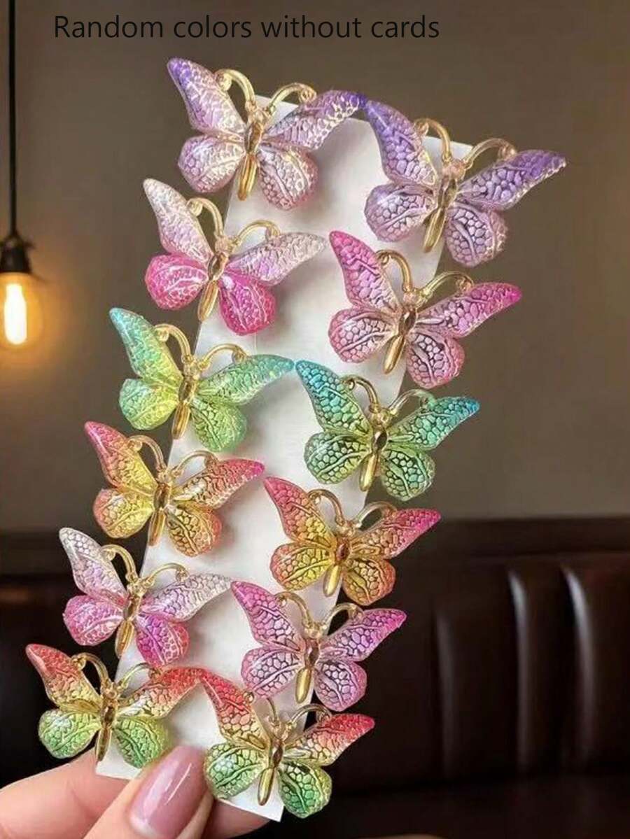 24个可爱少女风亚克力彩色3D蝴蝶发夹,校园风学生侧夹,后脑勺渐变鳄鱼夹,晶莹剔透,设计精致活泼。适合马尾辫、麻花辫等发型,增添浪漫气息。是女性和学生日常发饰和返校季的完美之选。颜色随机,可搭配不同的发型和服装。夏季、假期、旅行必备。 - 透明色 - 查看 1