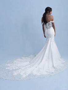 Off-The-Shoulder Mermaid Wedding Gown With A Plunging Sweetheart Neckline And Illusion Lace Bodice, Featuring Intricate Beaded Embroidery, Sheer Side Panels, And A Fitted Satin Skirt That Flares Into A Dramatic Chapel Train With Scalloped Lace Trim, This Luxurious Bridal Dress Is Crafted From Premium Lace And Smooth Satin For A Silhouette That Merges Romantic Elegance With Modern Glamour, Ideal For Spring, Summer, Fall, And Winter Indoor Venues Such As A Grand Ballroom, Historic Mansion - trắng - Xem 5