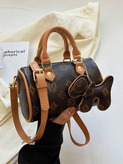 Este nuevo y elegante embrague impermeable de unicolor de PU presenta un diseño con estampado de letras, un asa conveniente y un lindo dije de cachorro, lo que lo hace adecuado para uso diario.