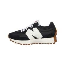 New Balance 327 女式休闲鞋采用海盐色和黑色，低帮皮革鞋面，泡沫缓冲鞋垫，柔软支撑贴合，易于系带，适合行走、日常穿着和四季休闲风格。 - 黑白 - 查看 1