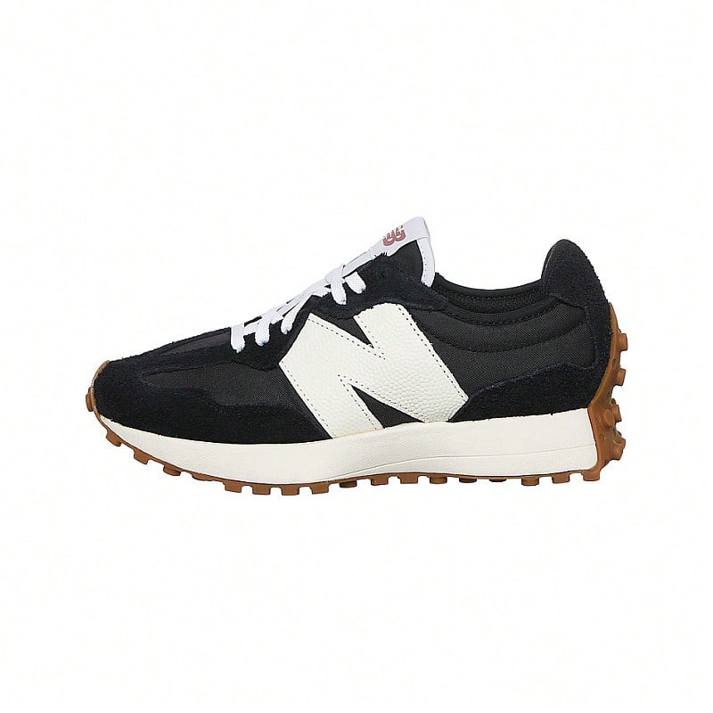 New Balance 327 女式休闲鞋采用海盐色和黑色，低帮皮革鞋面，泡沫缓冲鞋垫，柔软支撑贴合，易于系带，适合行走、日常穿着和四季休闲风格。 - 黑白 - 查看 1