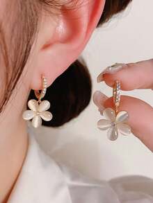 一对时尚优雅小众百搭水钻花朵耳钉，适合女性日常、节日和假日佩戴 - 花朵 - 查看 2