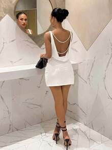 2025 New V-Neck Sleeveless Ruched Waist Open Back Pearl Chain Decor A-Line Mini Dress, Elastic Satin, Brown, Suitable For Birthday Party, Valentine's Day, Halloween, Christmas, Wedding Pearl Back Dress Womens Dress Bodycon Dress White Dress Backless Dress - 白色 - 查看 2