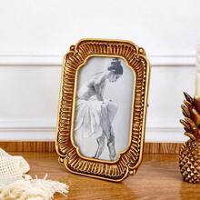 Cornice portafoto orizzontale in stile retrò europeo, in materiale resinoso dorato con motivo decorativo a conchiglia, utilizzabile sia da tavolo che da appendere - 6 pollici - Visualizzare 3