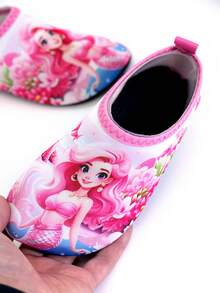 儿童女童水鞋，蓝粉渐变美人鱼鳞片印花，TPR材质，防滑防刮，速干，夏季沙滩水袜，带拉袢，适合水上乐园、海滩度假、泳池派对等游泳活动。 - 彩色 - 查看 4