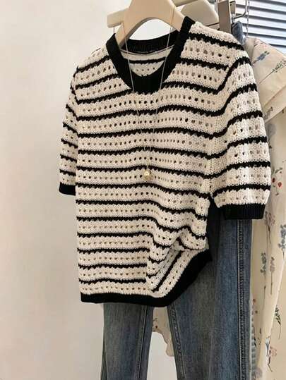 时尚奢华黑白条纹镂空花瓣袖圆领宽松短袖法式休闲针织上衣，独特设计，适合春夏通勤和外出穿着。