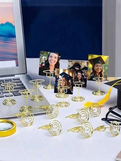 Bộ 1/2/3 kẹp số bàn hình mũ tốt nghiệp, kẹp trưng bày mũ tốt nghiệp, kẹp giữ thẻ tên và ghi chú đa năng hình mũ tốt nghiệp màu vàng, phù hợp cho tiệc tốt nghiệp, đám cưới, tiệc sinh nhật - Giá đỡ trưng bày ảnh/hình/thẻ tên đa năng với đế chắc chắn, trang trí trung tâm hình mũ tốt nghiệp trang nhã.