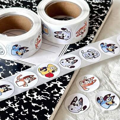 Bluey 1 chiếc! Sản phẩm anime nổi tiếng năm 2026! Miếng dán Bruy Roll - Sự chữa lành sắp đến! Toàn bộ tập giấy chứa đầy những nhân vật đáng yêu như Bruy và Bingo, với họa tiết sống động, thú vị và phong cách ngẫu nhiên. Có thể dùng để trang trí tài khoản, làm chai nước, dán hành lý, và dễ dàng tạo nên một bầu không khí đặc biệt! Gửi tặng bạn bè và gia đình là một món quà vô cùng ý nghĩa, dù là để làm phong phú thêm tài khoản cá nhân hay tạo bất ngờ cho những đứa trẻ yêu thích Bruy, tất cả đều có thể đáp ứng được kỳ vọng!