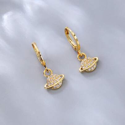 一对土星造型立方氧化锆迷你耳环，适合通勤、约会、聚会、轻度正式场合佩戴，百搭时尚单品，风格奢华、甜美、千禧年风。