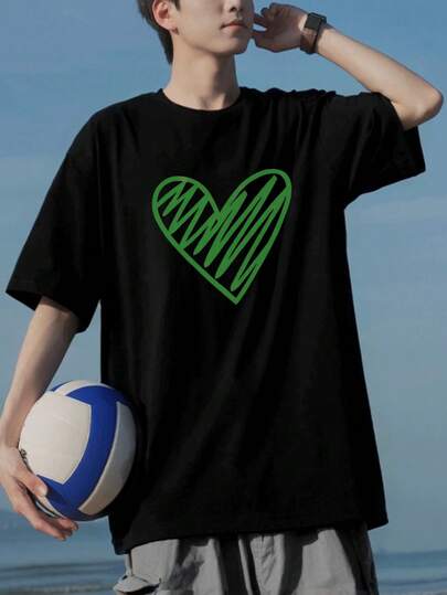 Camiseta de manga corta para hombre con un moderno gráfico de corazón verde. Este diseño minimalista es transpirable y cómodo, perfecto para el verano. Ofrece un estilo a juego para parejas y es adecuado para ropa casual unisex.