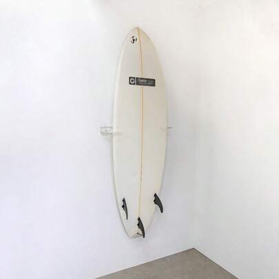 Soporte de pared para tabla de surf StoreYourBoard - Estante flotante para exhibir tablas de surf para estantería y organizador de pared de garaje, soporte de pared vertical para tablas cortas, tablas de pez y tablas divertidas - Acrílico transparente