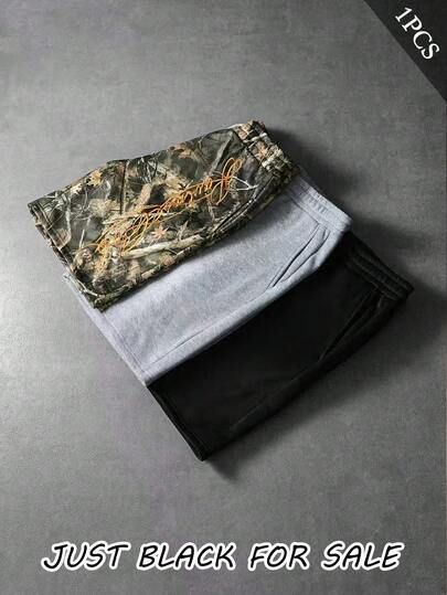 黑色休闲短裤，简约设计诠释休闲态度，聚酯纤维面料带来全天候柔软舒适感。无论是街头潮流还是休闲居家，都能让你在时尚与舒适之间自由切换，展现你的男性魅力。夏季