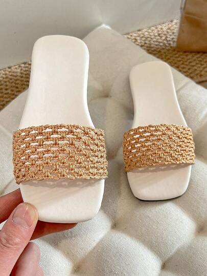 1 双女童镂空编织舒适透气平底露趾简约凉鞋，是儿童日常夏季外出和度假的好选择。