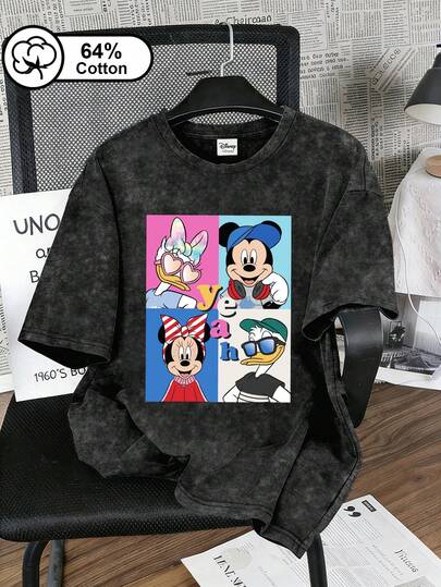 Disney 夏季女士休闲日常短袖上衣，饰有雏菊图案，搭配时尚眼镜、耳机和棒球帽等街头配饰。复古水洗短袖T恤，美式复古风，Y2K女孩风格，街头嘻哈，休闲舒适风。适合日常购物、音乐节、游乐园游玩、校园穿搭、情侣装、拍照穿搭、女士上衣、夏季服装，饰有雏菊图案。