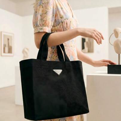  1个中号黑色帆布Prada托特包 - 奢华简约风格，标志性金属三角形Logo细节，加固缝线，多功能手提包，适合日常使用和购物