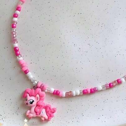 MY LITTLE PONY 1 Stück süßes Cartoon-Tier-Perlenkette im Kawaii-Stil: Mit einem niedlichen Tier-Anhänger und feinen Saatperlen, als Choker oder Schlüsselbein-Kette gestaltet. Vielseitige Dekoration & Geschenk: Perfekt zum Tragen, aber auch mit seinem süßen Aussehen geeignet für Heimdekoration oder Partyfavors. Ideales Geschenk: Ein wunderbares Souvenir für Freunde und junge Leute zu Geburtstagen, Halloween, Weihnachten, Valentinstag und der Schulanfang