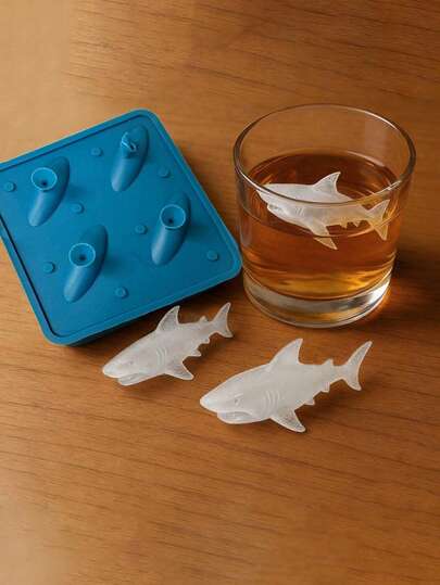 鲨鱼造型硅胶冰格，四格设计，可重复使用，可堆叠，灵活可拆卸，适用于冷冻威士忌、鸡尾酒，是制作冰块、甜点、派对、娱乐活动的理想之选，独特新颖的鲨鱼主题礼品。