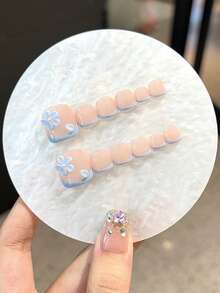 12 móng chân giả siêu dễ thương, làm thủ công, có thể đeo được, họa tiết hoa xanh vẽ tay kết hợp với màu xanh da trời nhạt kiểu Pháp. Có miếng dán móng có thể tháo rời kèm keo dán và miếng dán bảo vệ. - Màu xanh nhạt - Xem 8