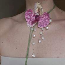 This Handmade Designer Calla Lily Necklace Is A Women's Necklace Featuring A Crystal And Pearl Tassel Pendant.It Is Adorned With An Elegant French Floral Pattern And Bohemian Style, Making It Very Suitable For Parties, Banquets, Weddings, Holidays, Vacations, Dates, And Other Occasions. - Hồng - Xem 6