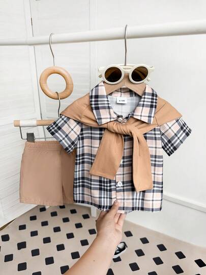 3件套夏季男婴休闲时尚格子领衬衫、卡其色披肩、卡其色短裤套装，适合街头、学校、休闲穿着