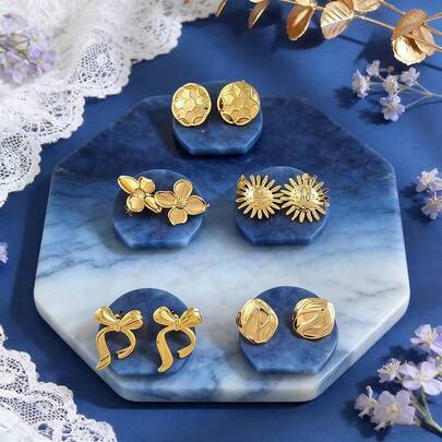 女士金耳环，复古时尚首饰，不锈钢材质，适合日常约会通勤休闲佩戴，可爱俏皮清新，可搭配连衣裙、针织衫、半身裙、衬衫等，是女孩的理想配饰。